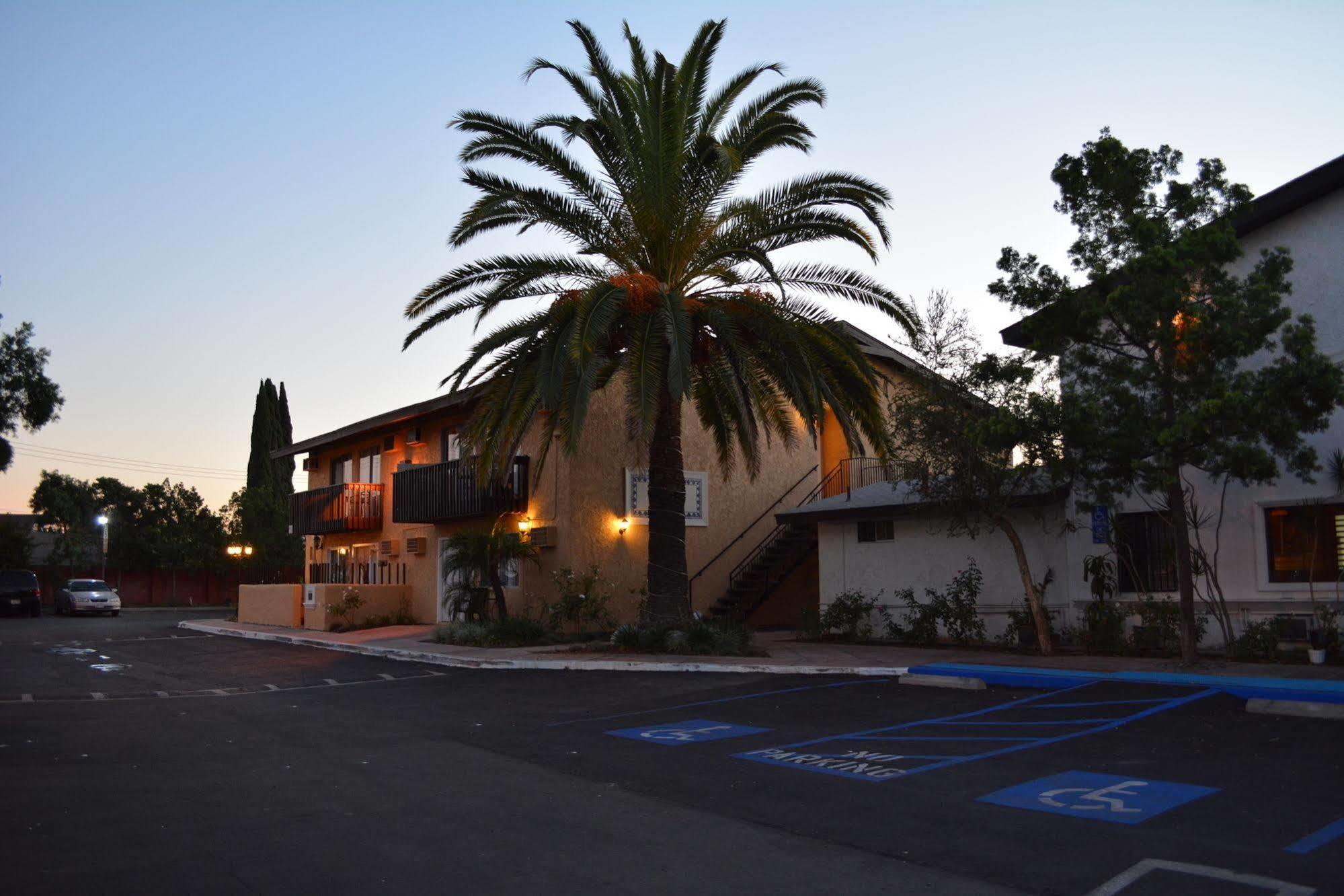 The Lemon Tree Hotel Anaheim Exterior photo